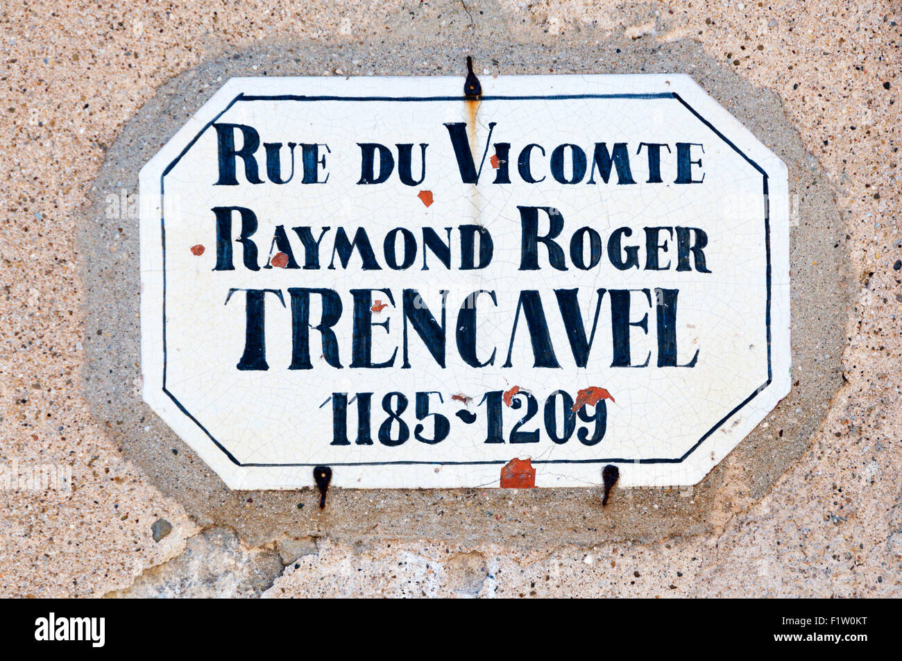 Une ancienne plaque de rue commémorant Vicomte Raymond Roger Trencavel à Carcassonne. Banque D'Images