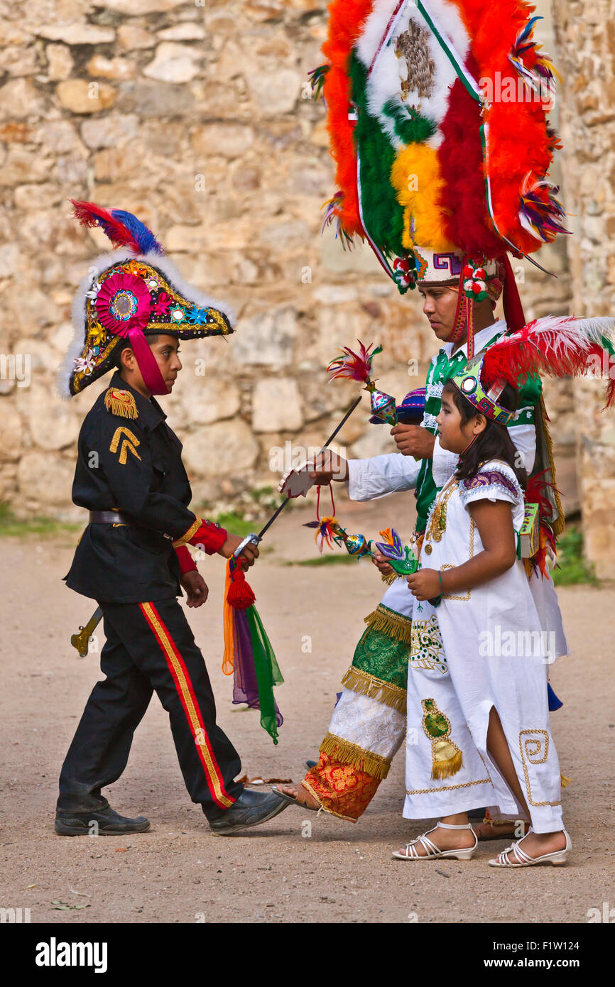 Reenact danseurs histoire Zapotèque Guelaguetza pendant le festival - MEXIQUE CUILAPAN, près de Oaxaca Banque D'Images