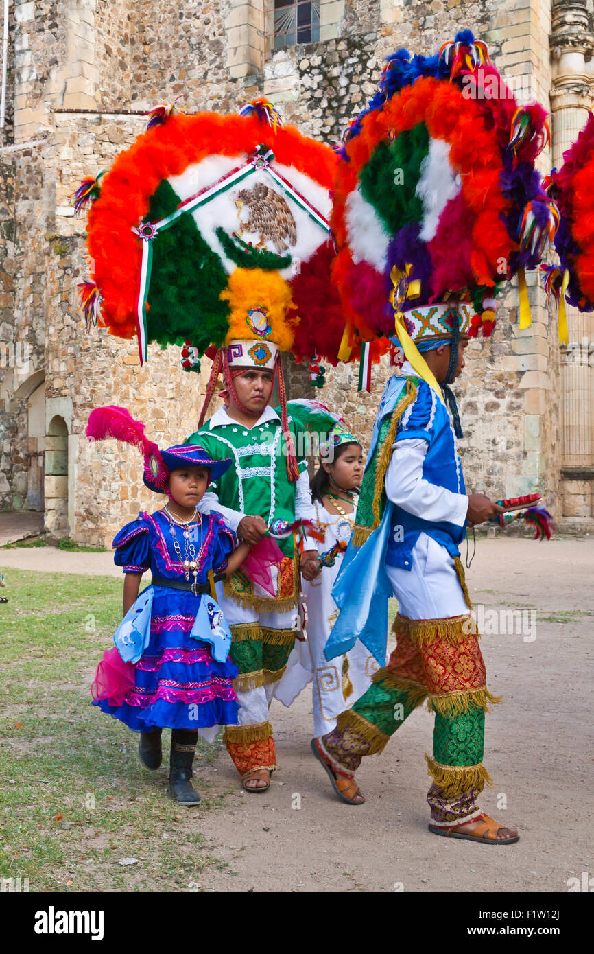 Reenact danseurs histoire Zapotèque Guelaguetza pendant le festival - MEXIQUE CUILAPAN, près de Oaxaca Banque D'Images