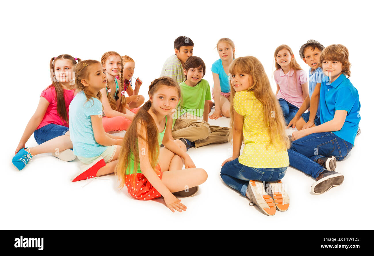 Grand groupe d'enfants s'asseoir ensemble en cercle Banque D'Images
