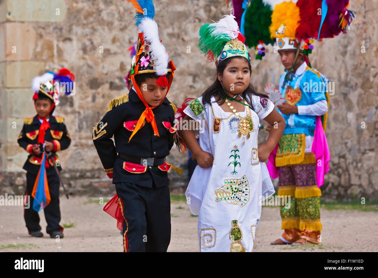 Reenact danseurs histoire Zapotèque Guelaguetza pendant le festival - MEXIQUE CUILAPAN, près de Oaxaca Banque D'Images