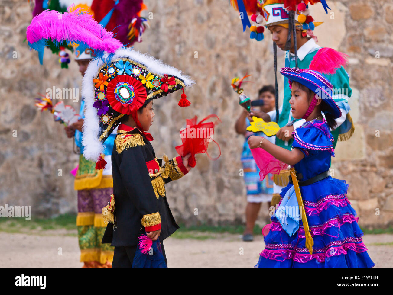 Reenact danseurs histoire Zapotèque Guelaguetza pendant le festival - MEXIQUE CUILAPAN, près de Oaxaca Banque D'Images
