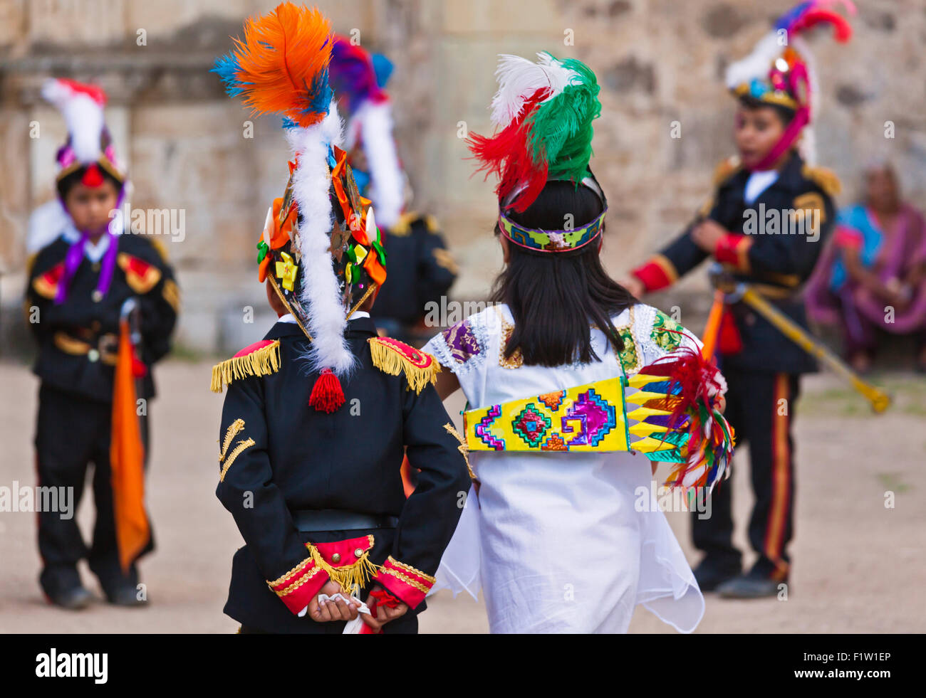 Reenact danseurs histoire Zapotèque Guelaguetza pendant le festival - MEXIQUE CUILAPAN, près de Oaxaca Banque D'Images