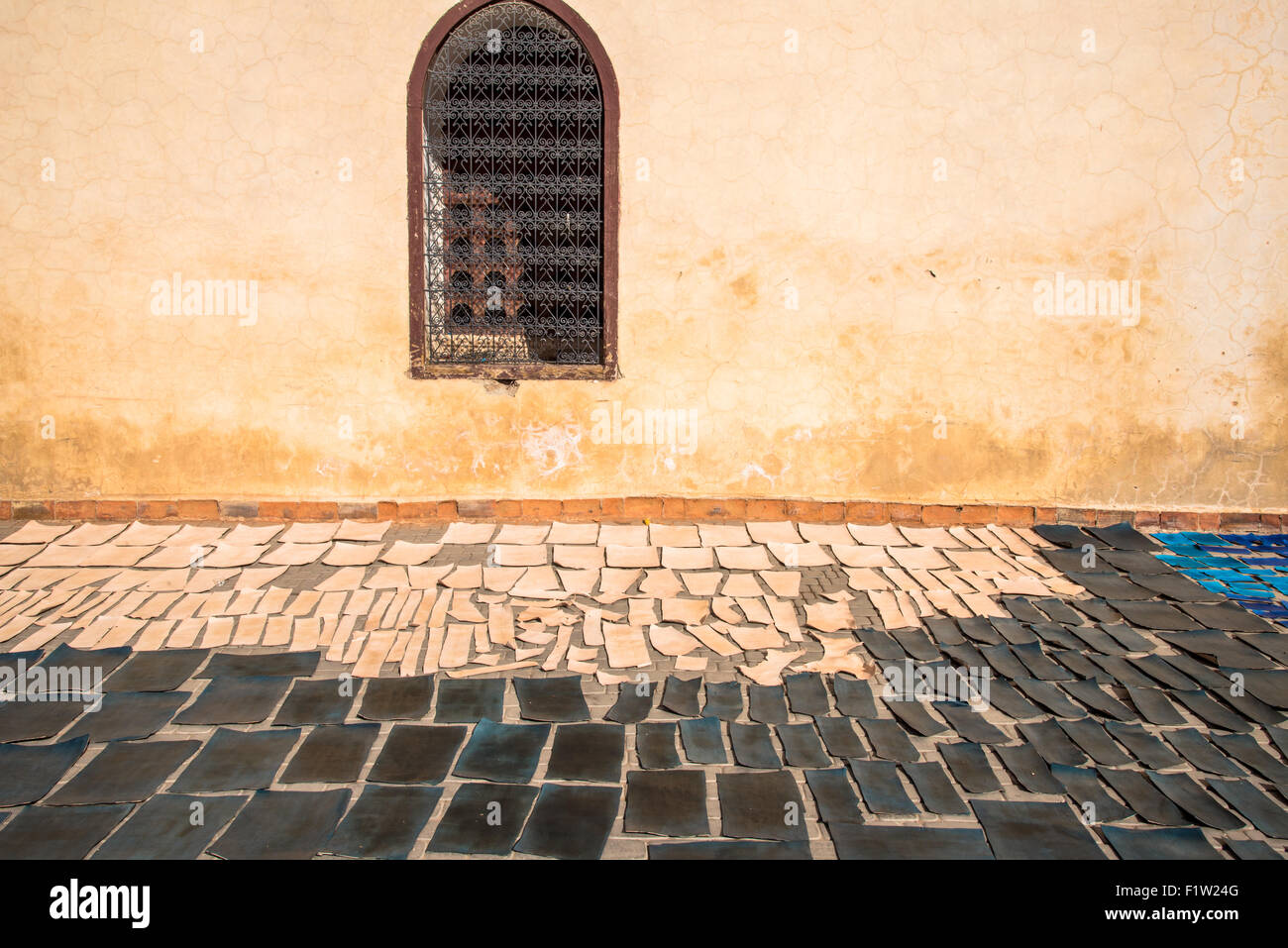 Couper et jeter les morceaux de cuir de couleur au soleil pour sécher dans médina de Marrakech Maroc Banque D'Images