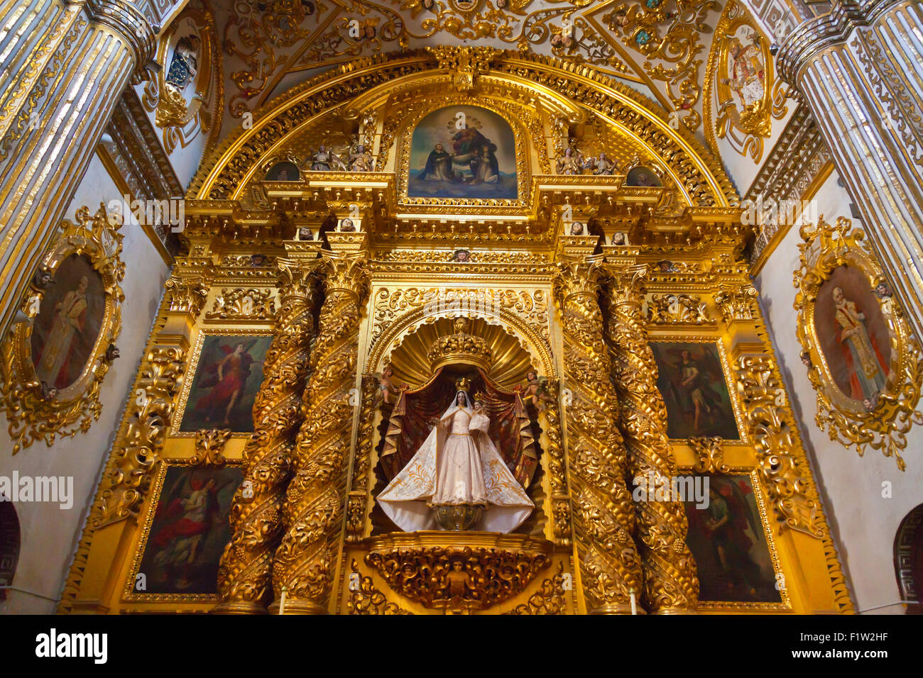 Une statue de Marie et l'enfant Jésus dans une chapelle latérale de l'église Santa Domingo construit en 1575 un excellent exemple de baroque ... Banque D'Images