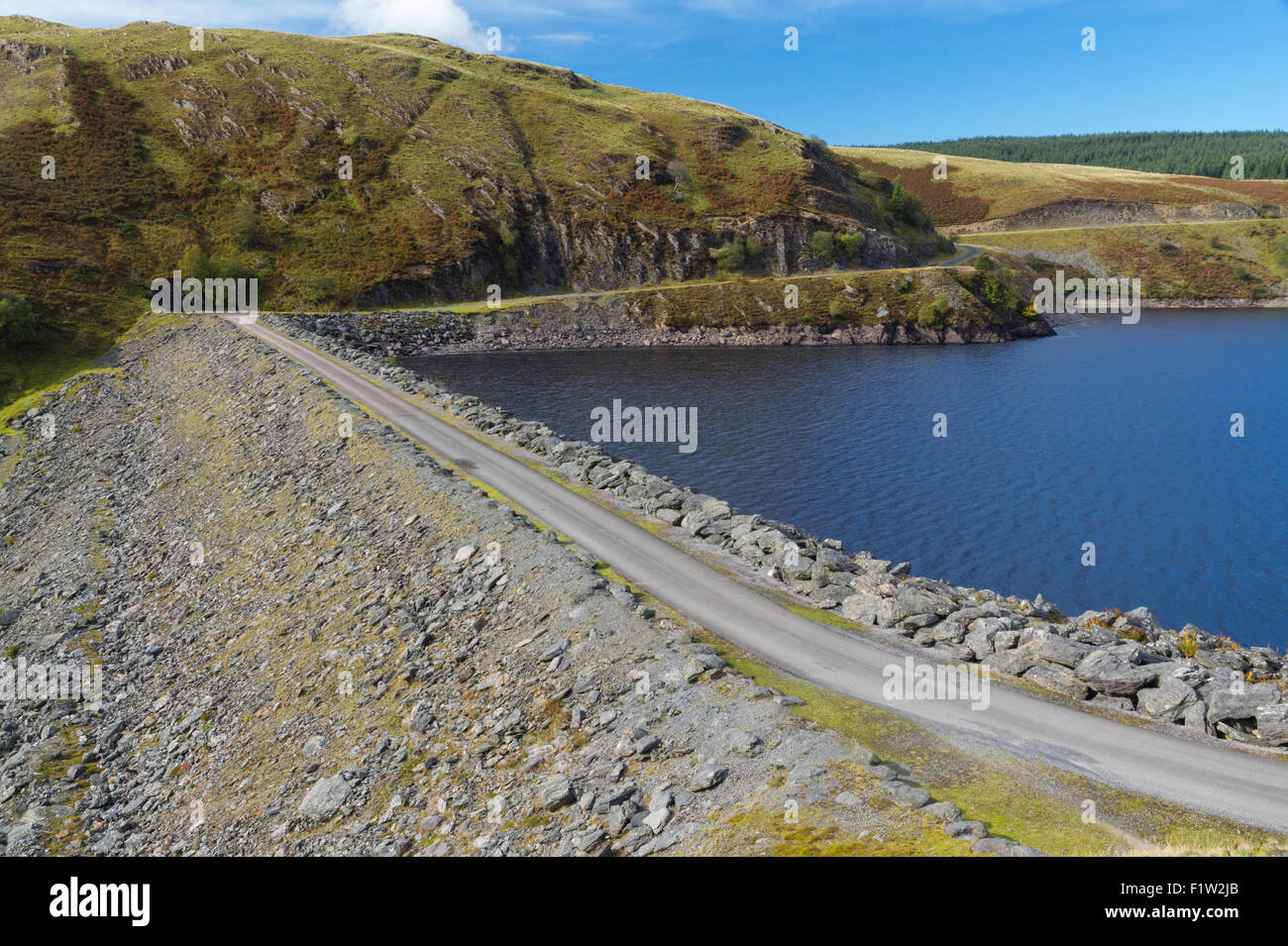 Tête, barrage et début de l'évacuateur du Llyne Brianne réservoir qui le Rover barrages Towy. Llanwrtyd Wells, Powys, Pays de Galles, ONU Banque D'Images
