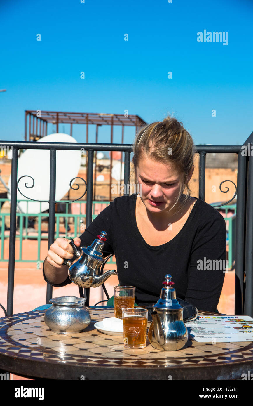 Fille de la préparation du thé à la menthe en terrasse à marrakech maroc Banque D'Images Fille de la préparation du thé à la menthe en terrasse à marrakech maroc Banque D'Images