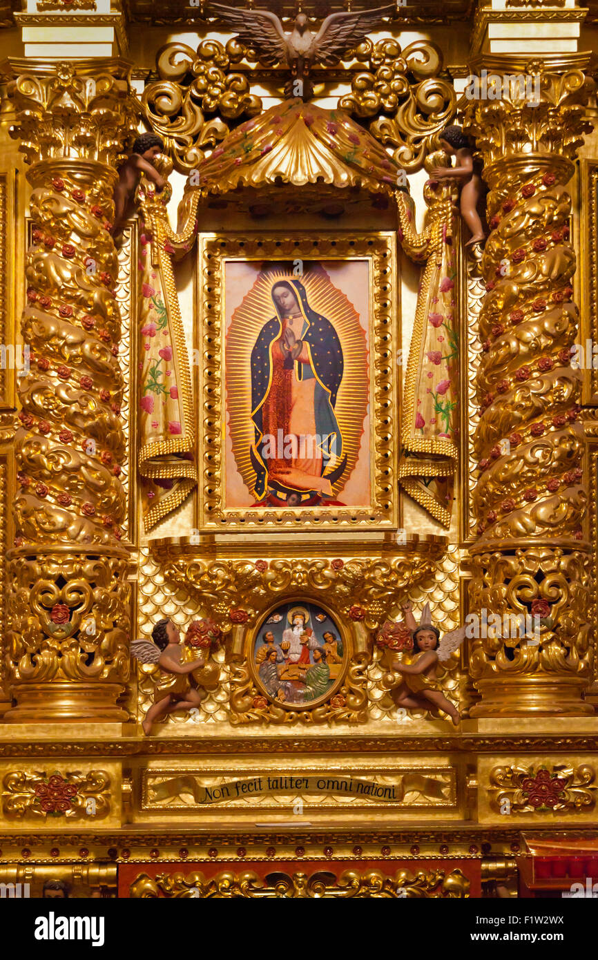La Vierge de Guadalupe, dans une petite chapelle à l'intérieur de l'église Santa Domingo un grand exemple de l'architecture baroque - Oaxaca, Mexique Banque D'Images