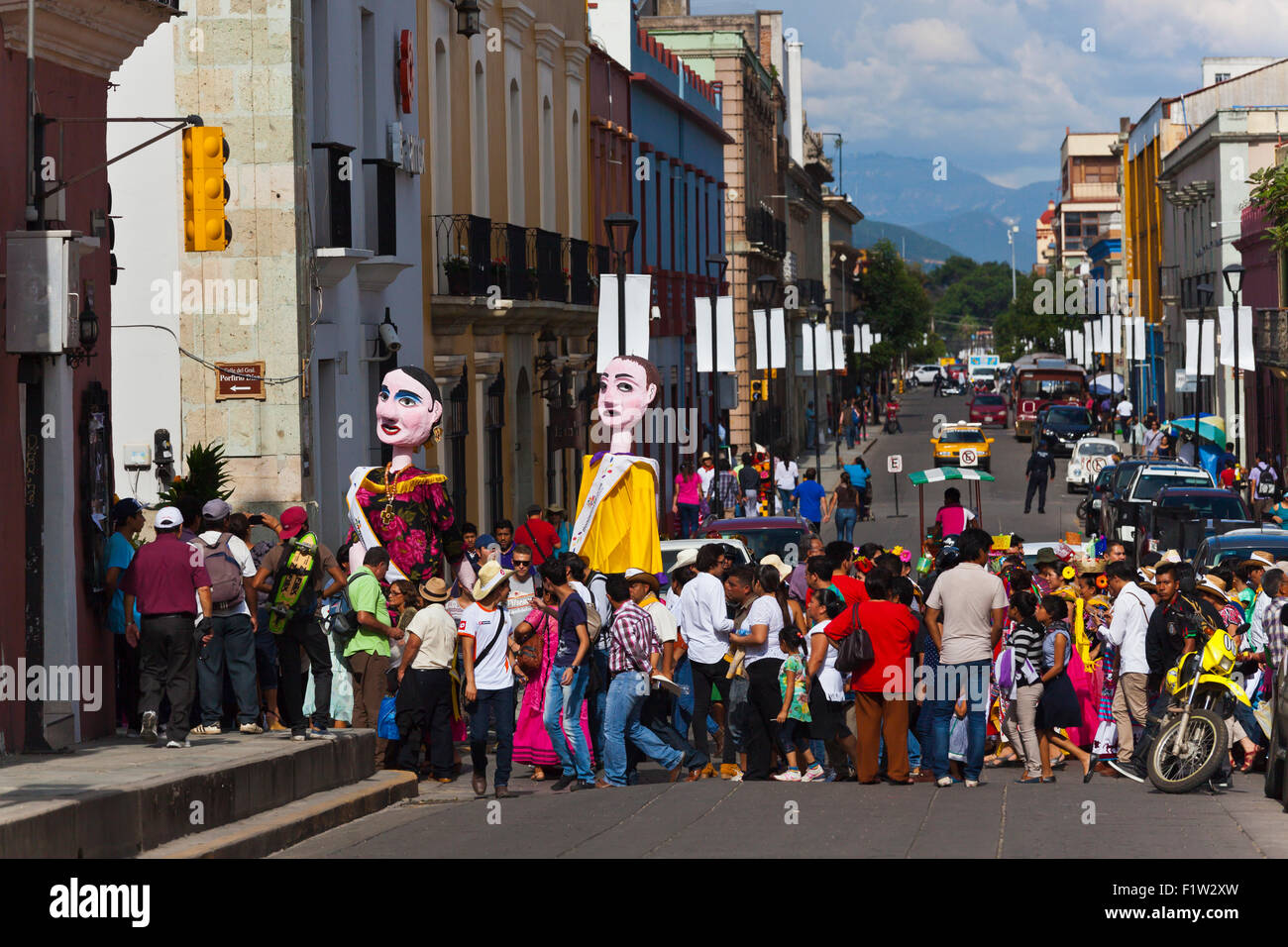 Le papier mâché géant échassiers dans un défilé au cours de la Guelaguetza Juillet FESTIVAL - Oaxaca, Mexique Banque D'Images