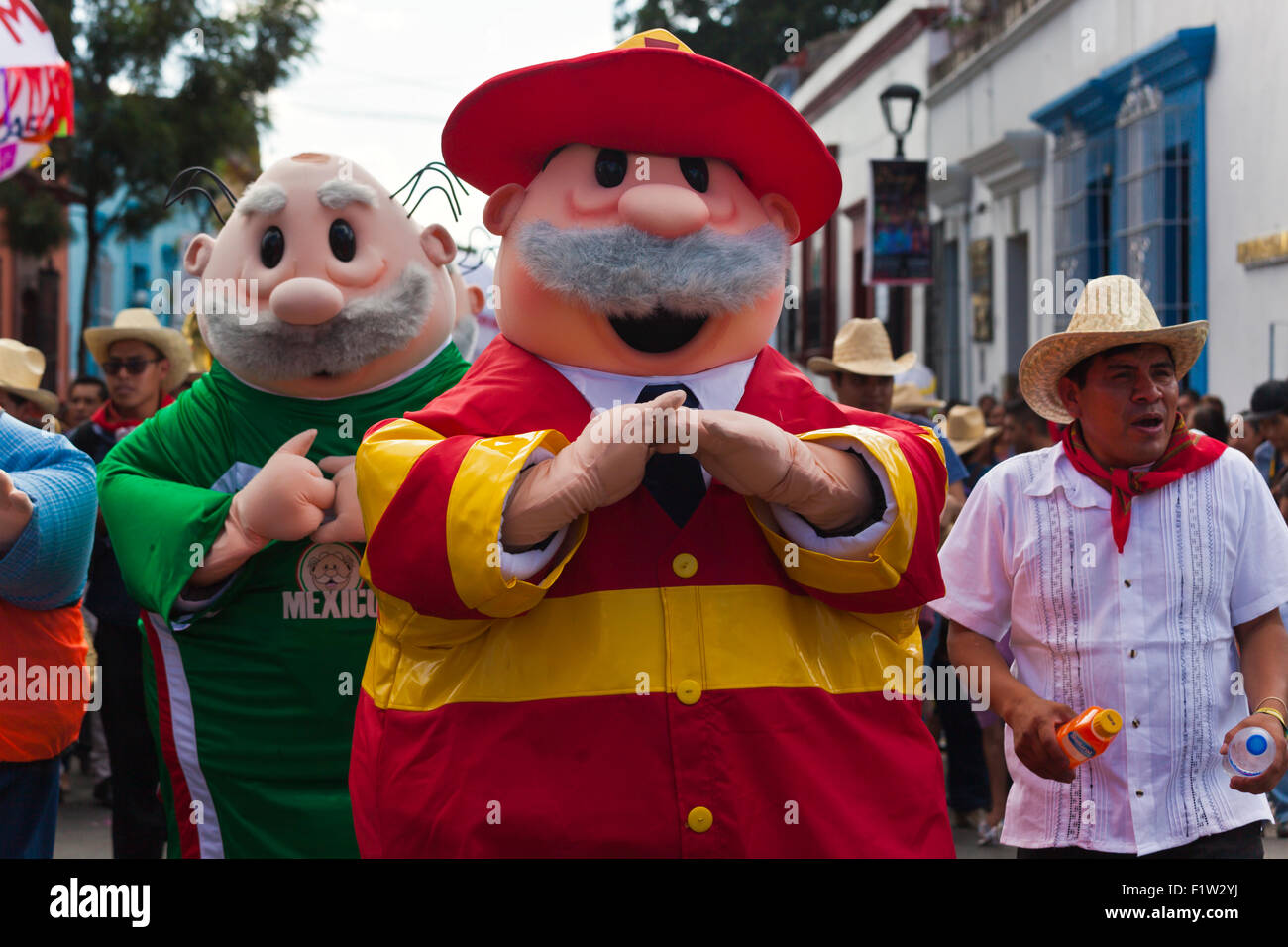 Les hommes en costume dans un défilé au cours de la Guelaguetza Juillet FESTIVAL - Oaxaca, Mexique Banque D'Images