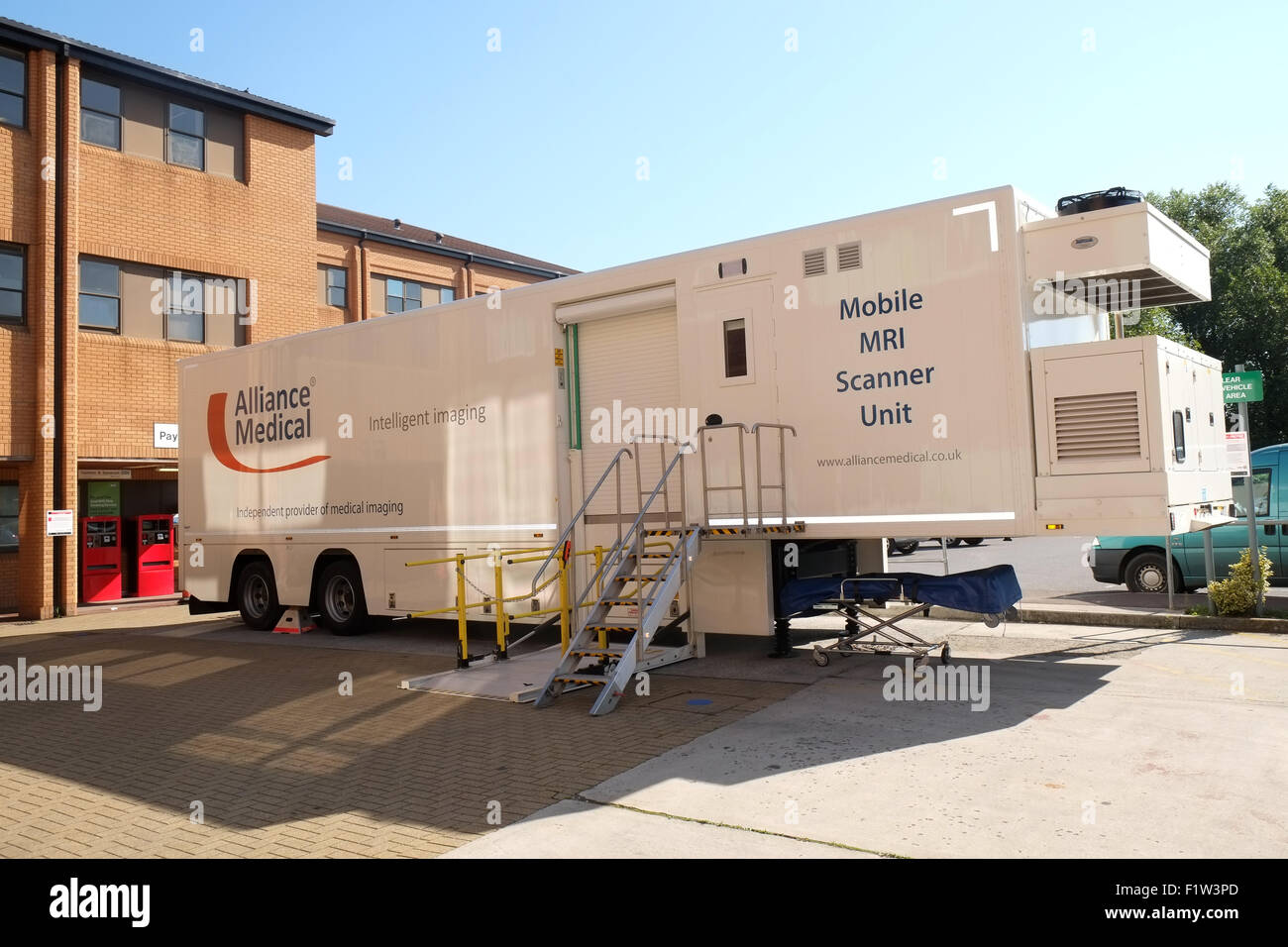 Scanner IRM mobile dans le parking de l'hôpital de Musgrove à Taunton,  Septembre 2015 Photo Stock - Alamy