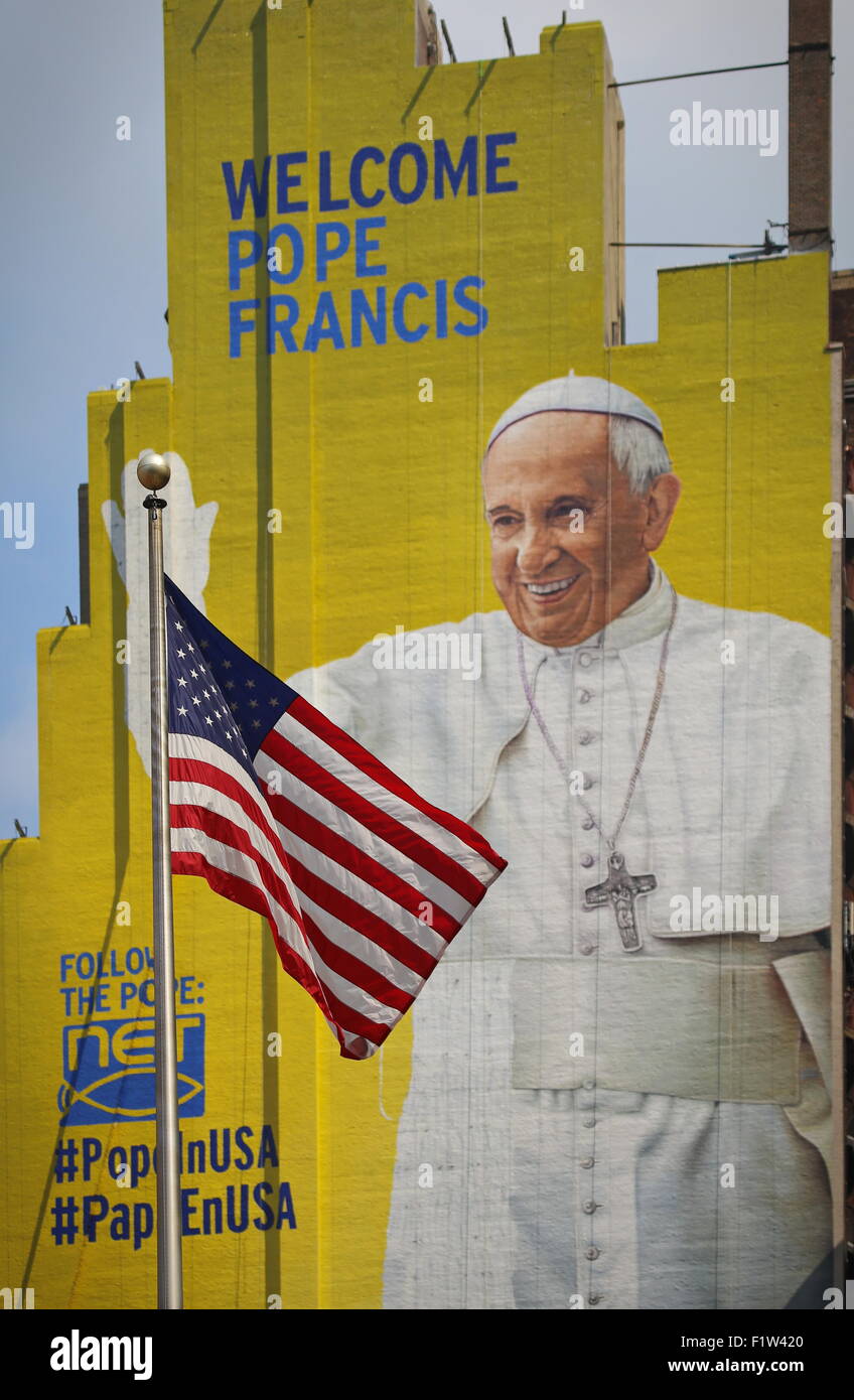 Un panneau près de Madison Square Garden est prêt à accueillir le pape François en septembre. Le Saint Père va entraîner une masse au Mad Banque D'Images