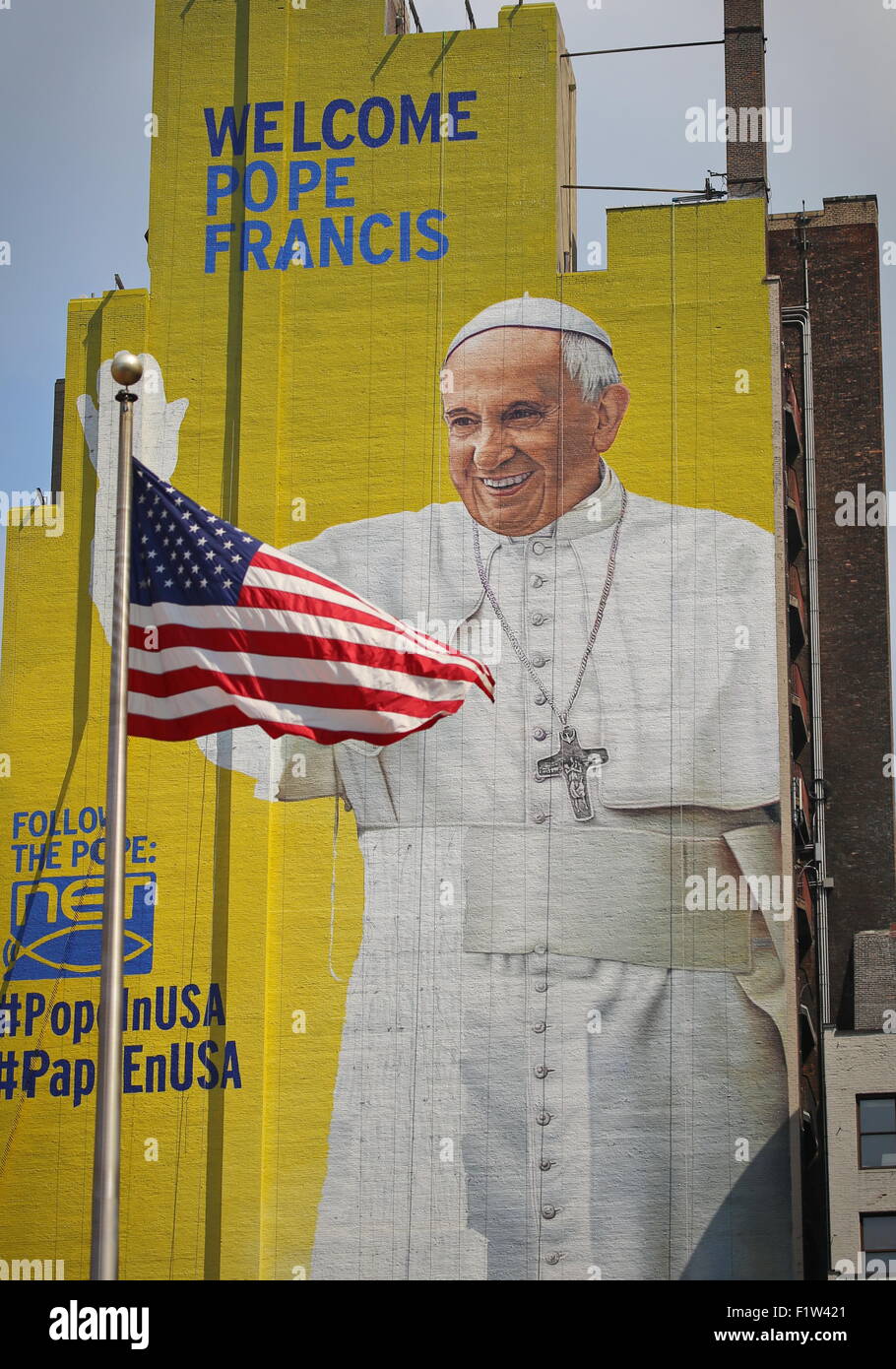 Un panneau près de Madison Square Garden est prêt à accueillir le pape François en septembre. Le Saint Père va entraîner une masse au Mad Banque D'Images Un panneau près de Madison Square Garden est prêt à accueillir le pape François en septembre. Le Saint Père va entraîner une masse au Mad Banque D'Images