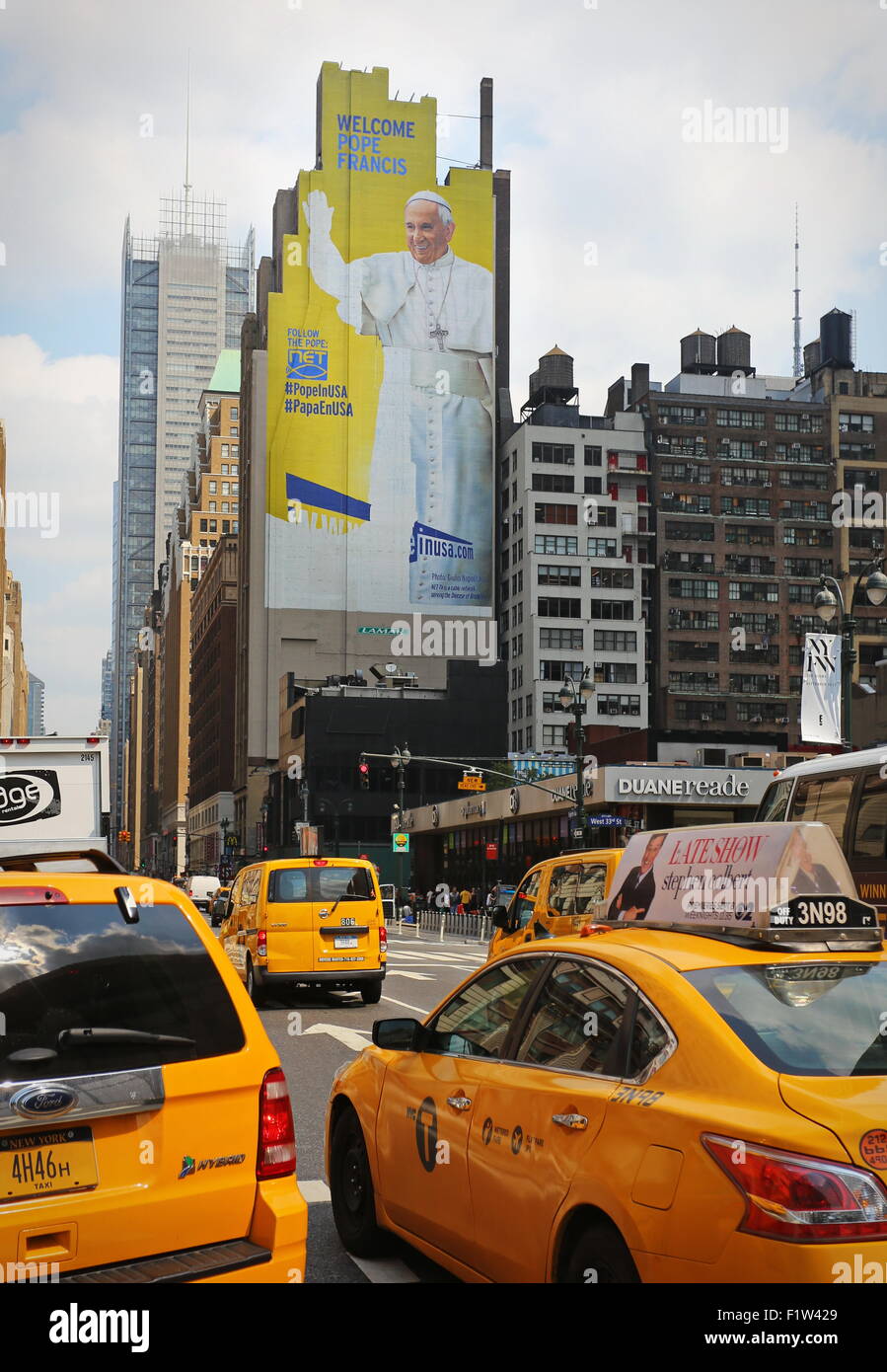 Un panneau près de Madison Square Garden est prêt à accueillir le pape François en septembre. Le Saint Père va entraîner une masse au Mad Banque D'Images