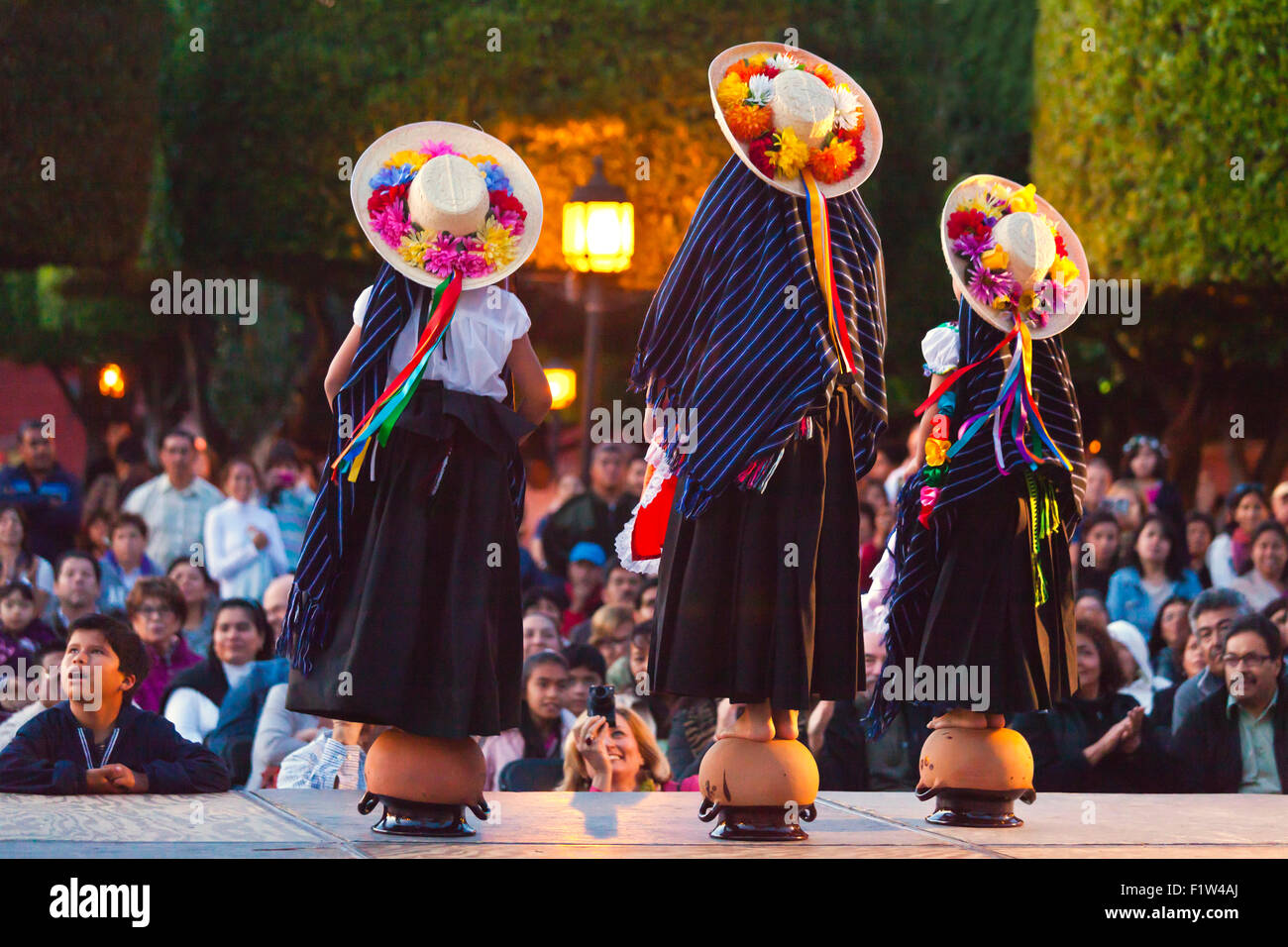 Les interprètes dansent dans le jardin ou la place centrale au cours de l'Assemblée Folk Dance Festival - San Miguel de Allende, Mexique Banque D'Images