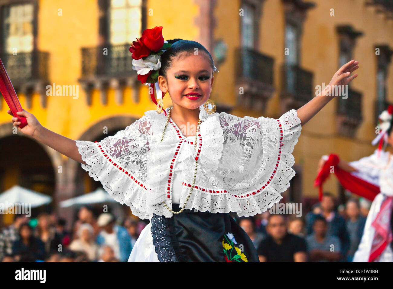 Un danseur effectue dans le jardin ou la place centrale au cours de l'Assemblée Folk Dance Festival - San Miguel de Allende, Mexique Banque D'Images