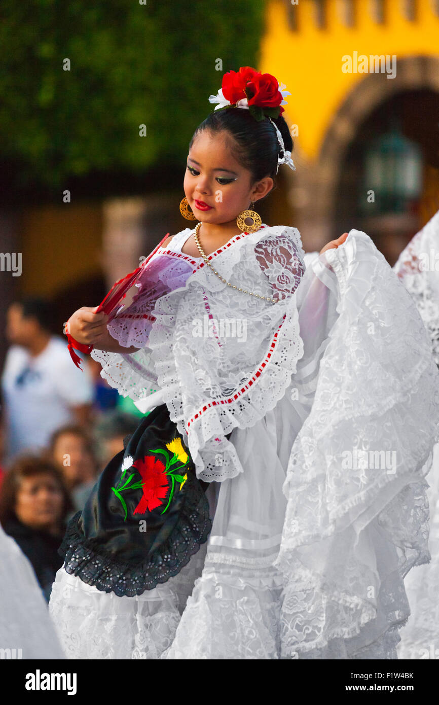 Un danseur effectue dans le jardin ou la place centrale au cours de l'Assemblée Folk Dance Festival - San Miguel de Allende, Mexique Banque D'Images