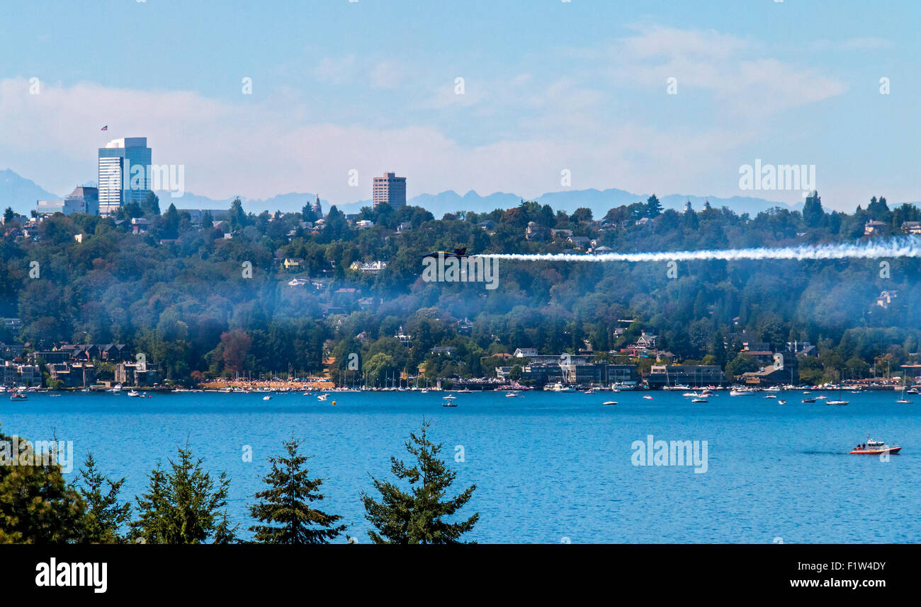 L'exécution des Blue Angels plus de Seattle au cours de la 2015 Seafair Air Show. Banque D'Images