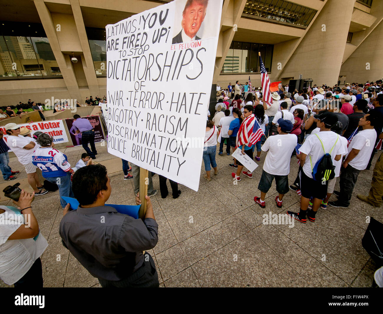 Protestation des habitants du Texas, candidat à la présidence contre Donald Trumps s'engagent à construire un mur à la frontière entre le Mexique et les États-Unis Banque D'Images