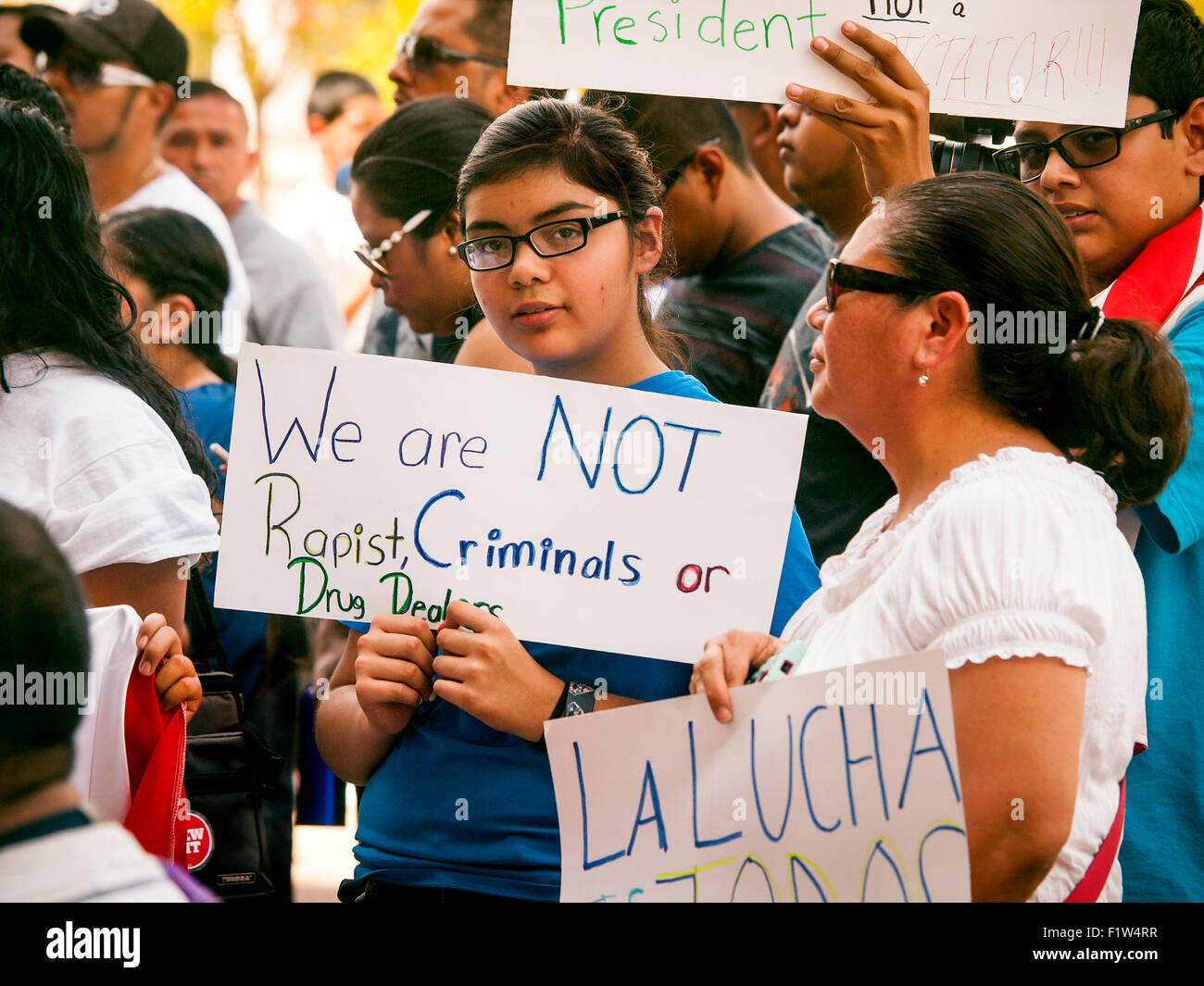 Protestation des habitants du Texas, candidat à la présidence contre Donald Trumps s'engagent à construire un mur à la frontière entre le Mexique et les États-Unis Banque D'Images