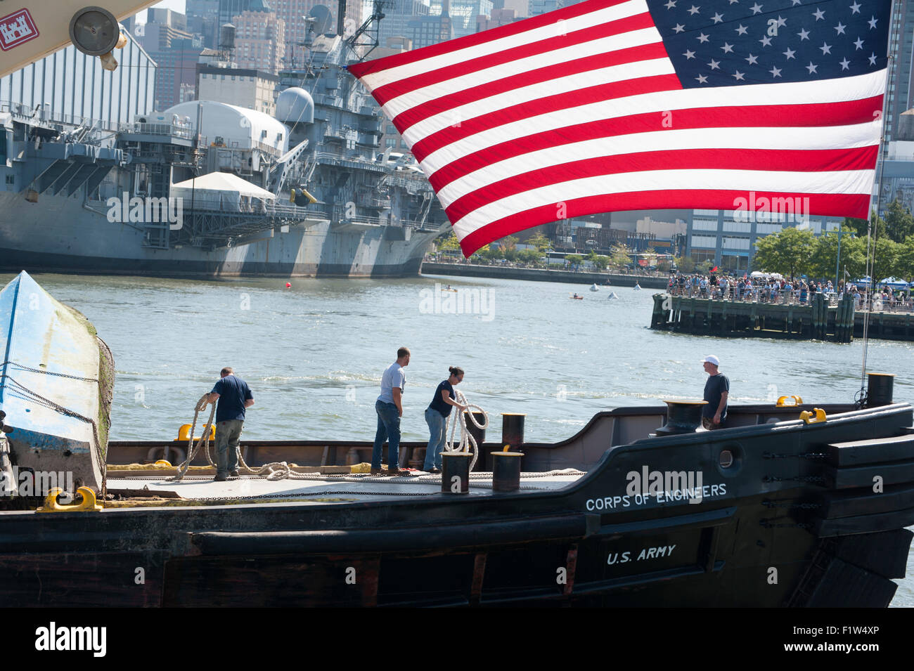 Le Hayward, un collecteur de dérive appartenant à l'Army Corps of Engineers, sur l'Hudson près de Manhattan. Banque D'Images