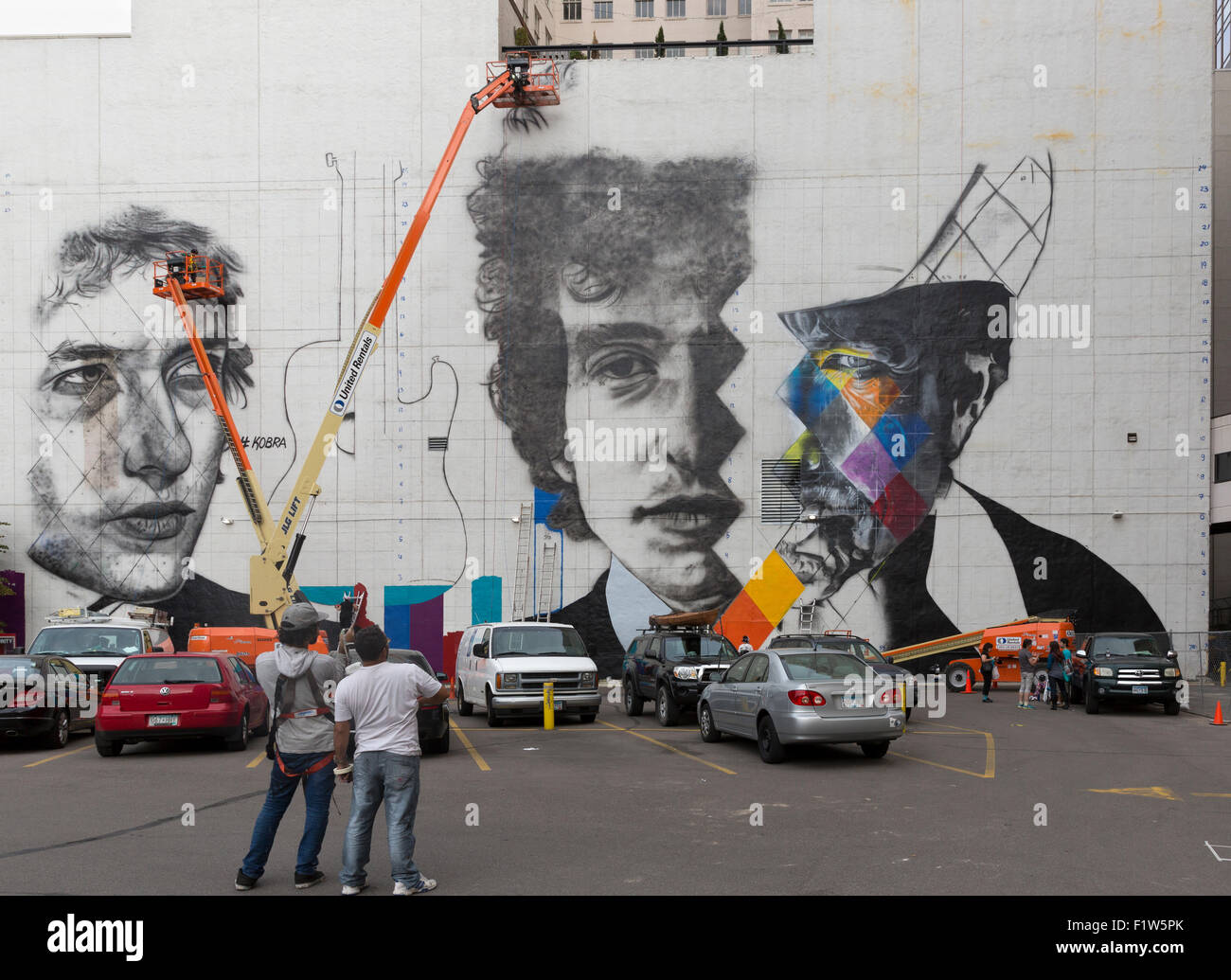 L'artiste brésilien Eduardo Kobra et son équipe de cinq artistes travaillant sur les ascenseurs peinture une peinture murale de Bob Dylan Minneapolis, MN Banque D'Images