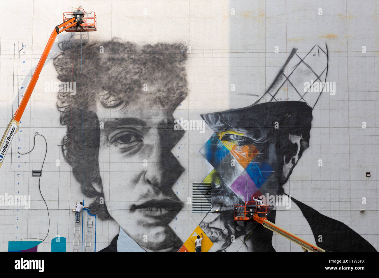 Artiste Eduardo Kobra et son équipe de cinq artistes travaillant sur les ascenseurs peinture une peinture murale de Bob Dylan en centre-ville de Minneapolis Banque D'Images