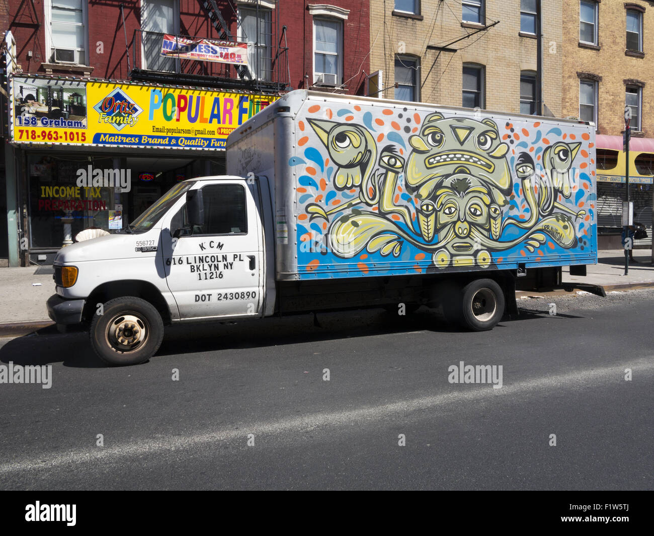 Symboles aztèques décorer camion commercial stationné n l'hispanique en grande partie, section de Williamsburg, Brooklyn, New York. Banque D'Images