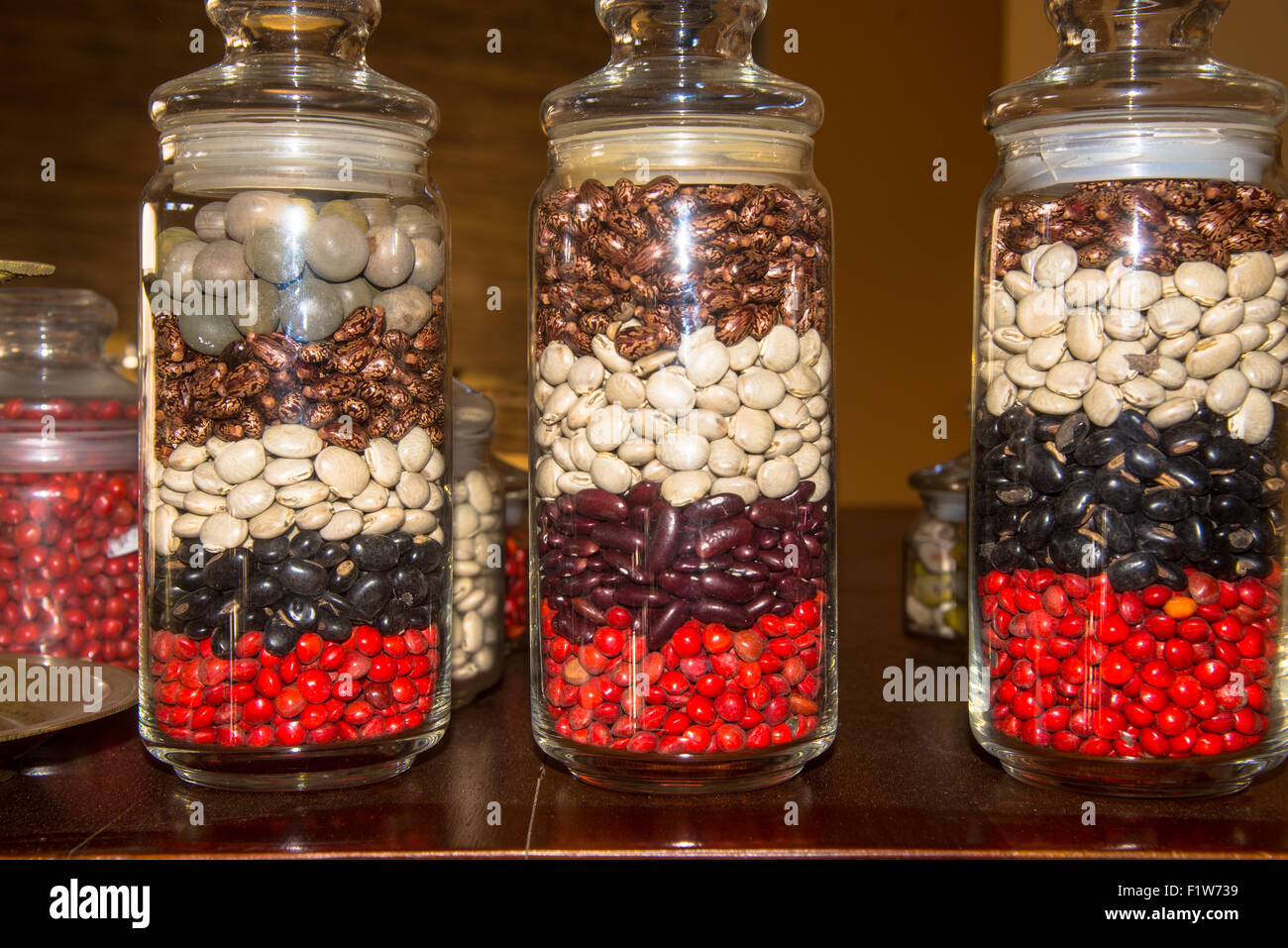 Herbes et graines colorées dans des pots dans un bain au Sri Lanka Banque D'Images