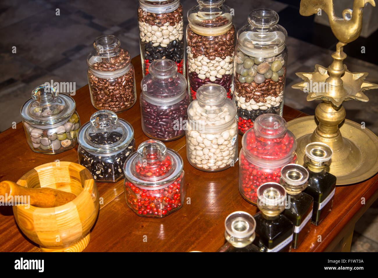 Herbes et graines colorées dans des pots dans un bain au Sri Lanka Banque D'Images
