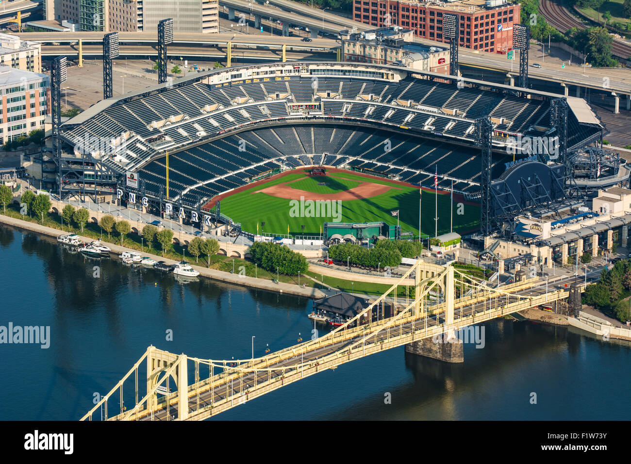 PNC Park, domicile de l'équipe de baseball MLB Pirates de Pittsburgh, est assis le long de la rivière Allegheny de Pittsburgh, Pennsylvanie. Banque D'Images