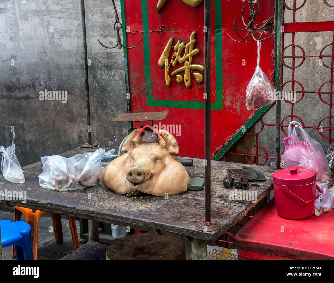 Marché de la viande de la rue avec une tête de porc dans une ruelle, Bangkok, Thaïlande. Banque D'Images