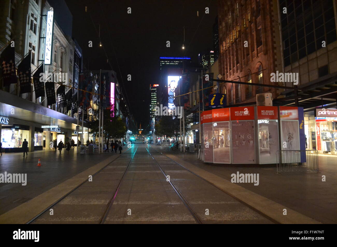 Rarement vu un : un tout-mais-vide Bourke Street, Melbourne la nuit. Banque D'Images