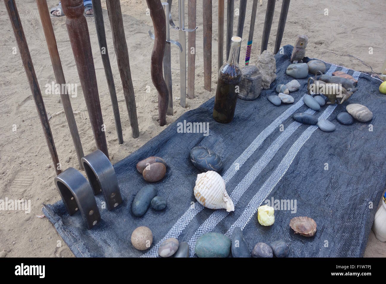 Un guérisseur chamanique locale (ou curandero) et son fils effectuer un rituel traditionnel près de la Tucume pyramides. Chiclayo, Pérou Banque D'Images