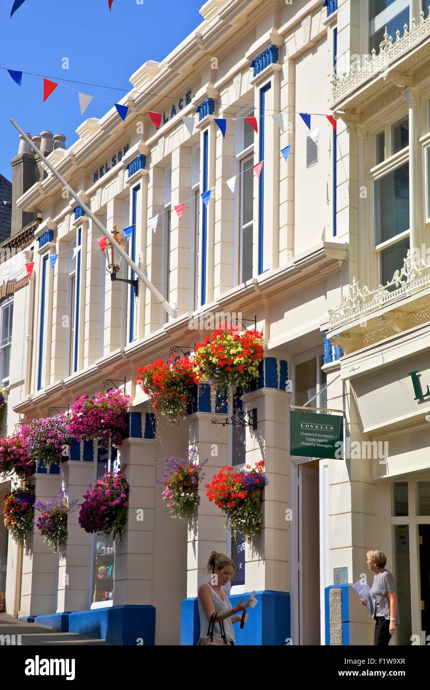 Architecture coloniale avec Guernesey Drapeau, St Peter Port, Guernsey, Channel Islands Banque D'Images