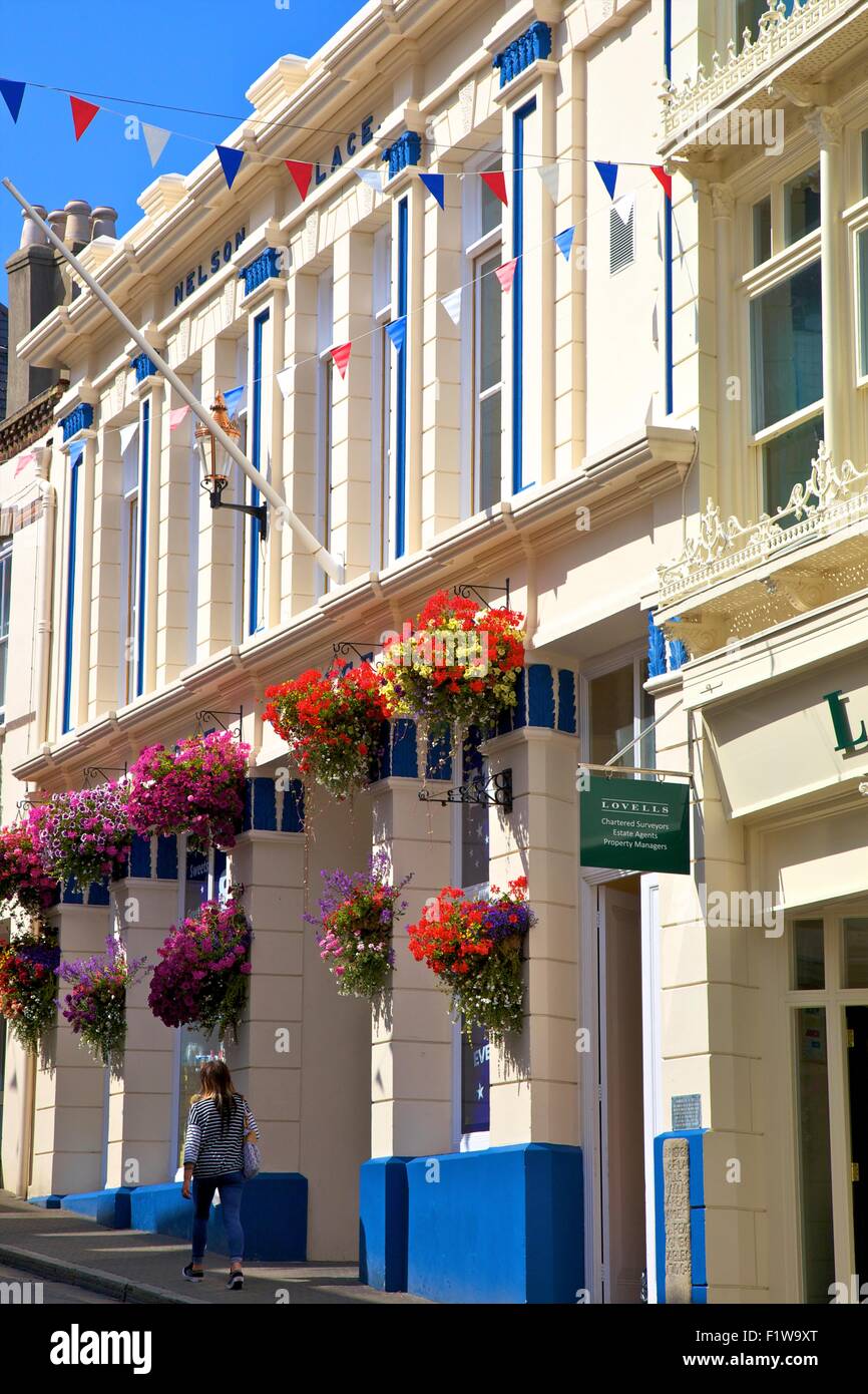 Architecture coloniale avec Guernesey Drapeau, St Peter Port, Guernsey, Channel Islands Banque D'Images