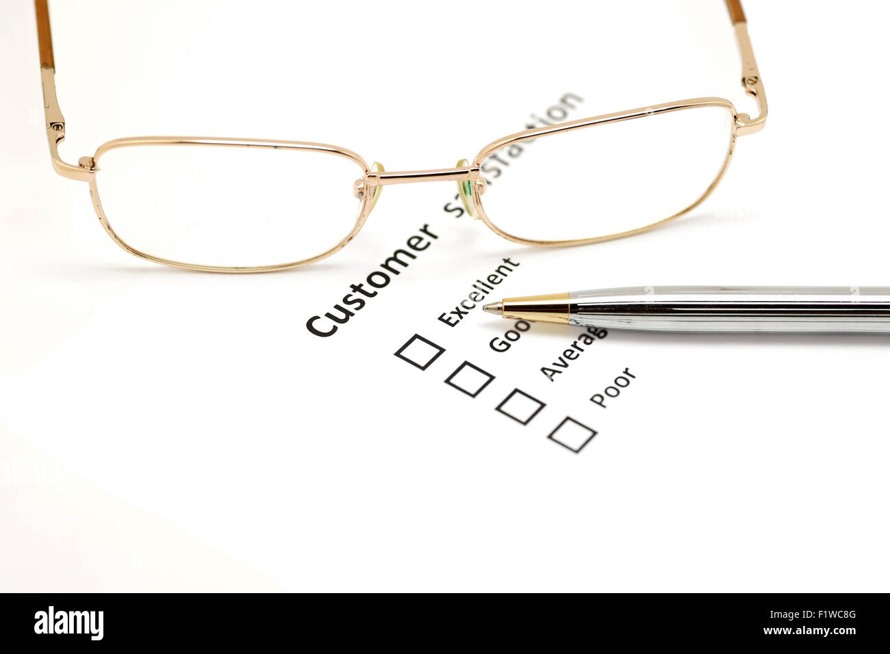 Enquête de satisfaction client formulaire avec le stylo et lunettes Banque D'Images