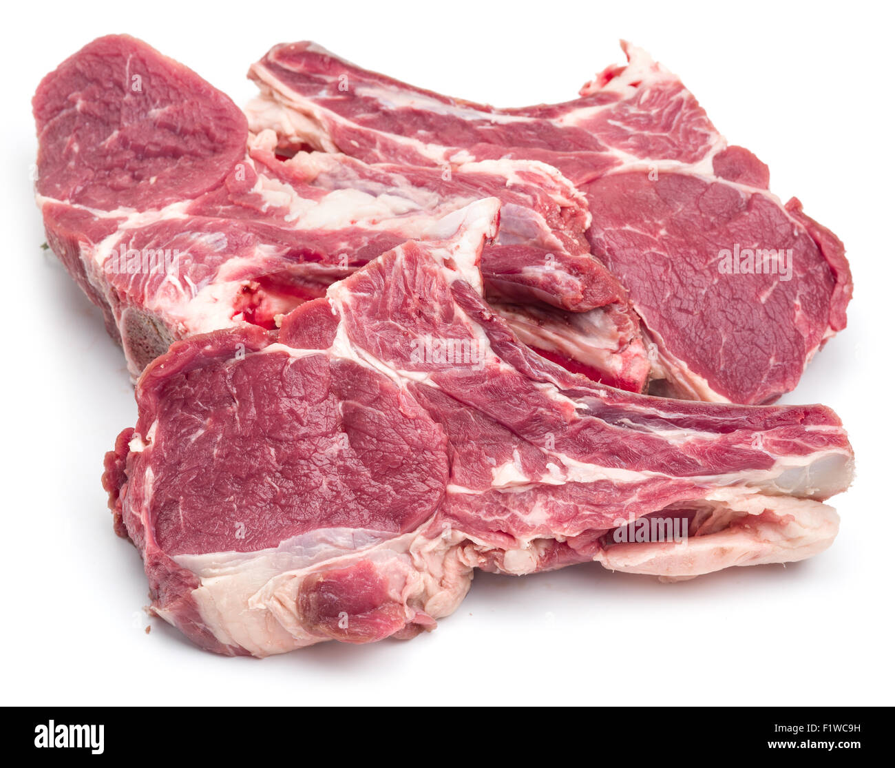 Steaks de boeuf cru sur un fond blanc. Banque D'Images