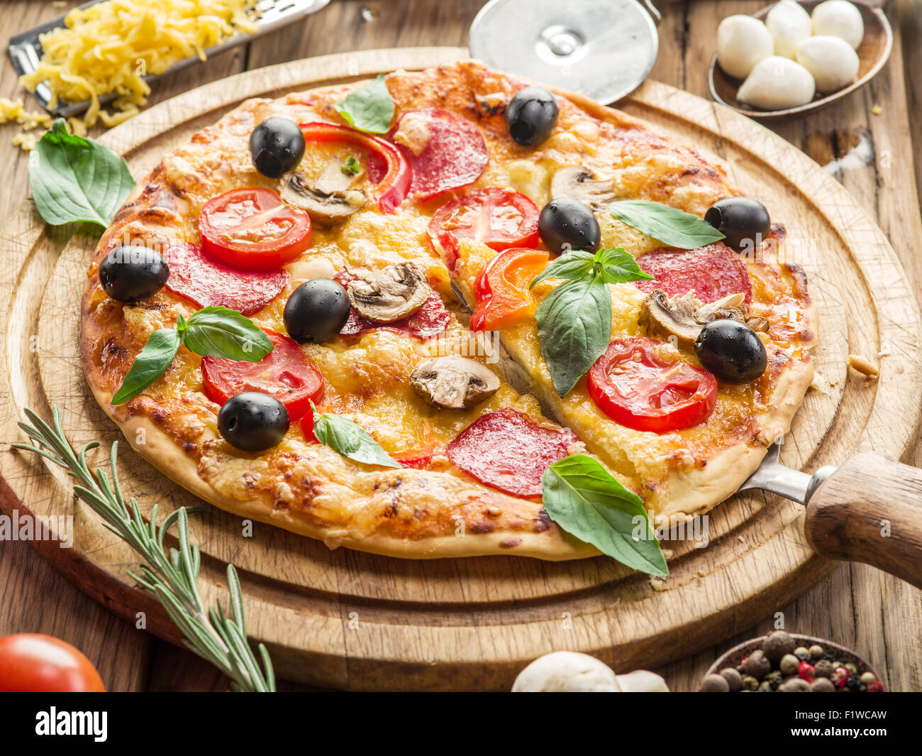 Pizza aux champignons, salami et les tomates. Vue d'en haut. Banque D'Images
