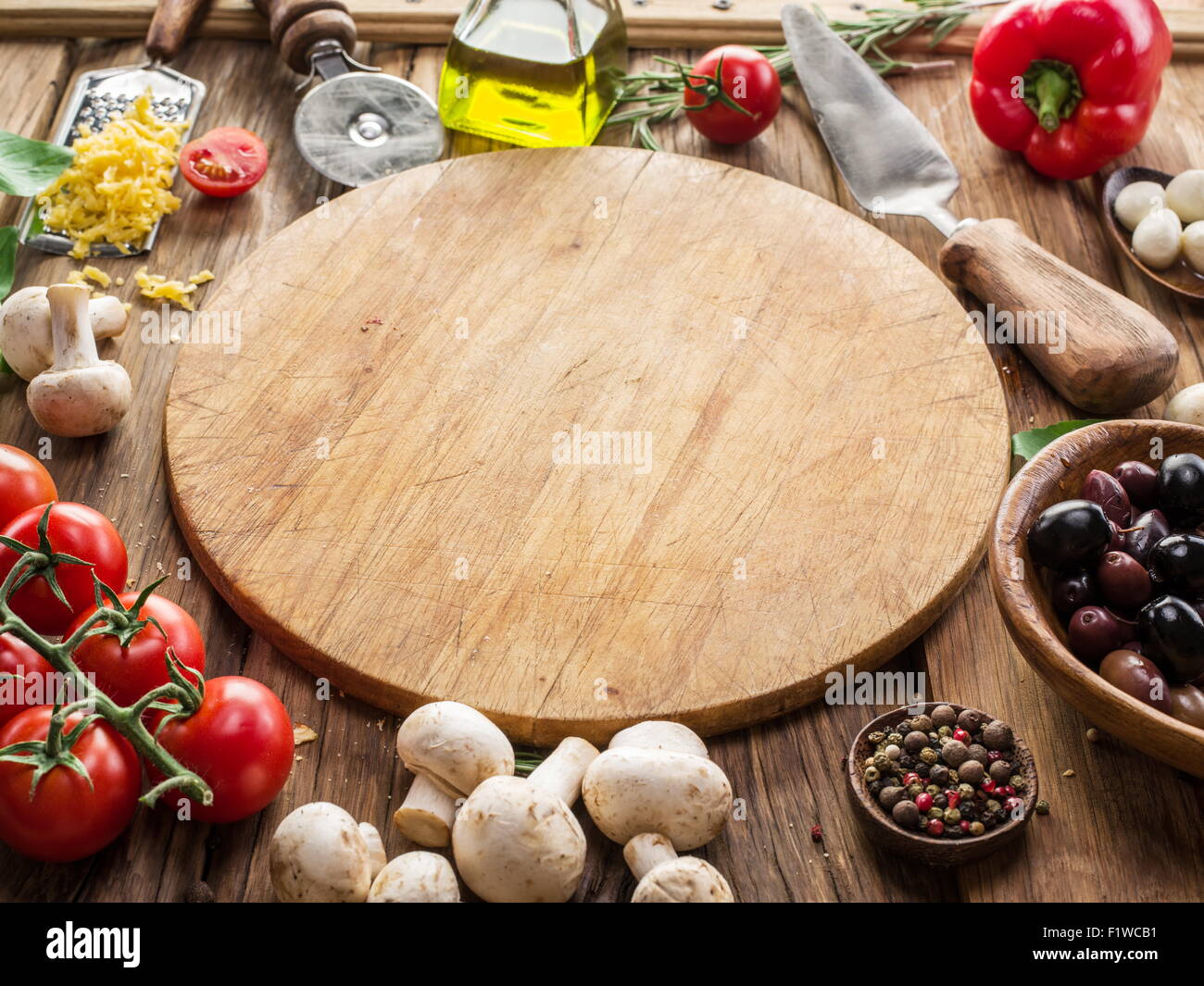 Pizza aux champignons, salami et les tomates. Vue d'en haut. Banque D'Images