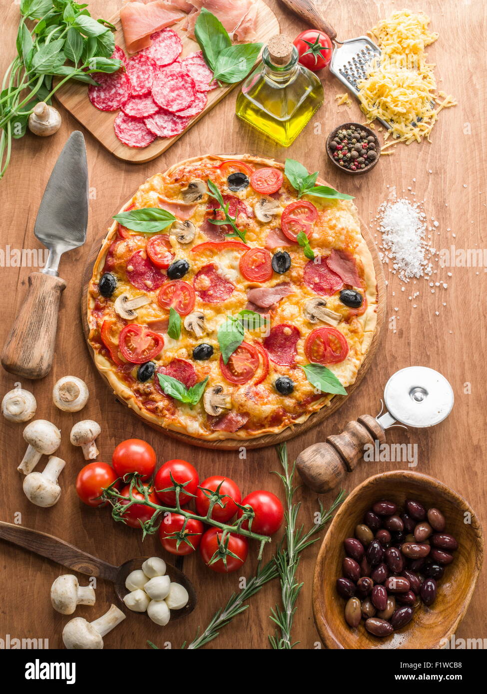 Pizza aux champignons, salami et les tomates. Vue d'en haut. Banque D'Images