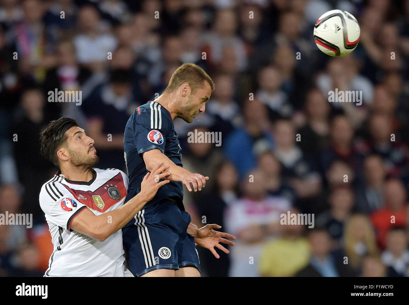 Glasgow, Grande-Bretagne. 07Th Nov, 2015. L'Allemagne Emre Can (L) et de l'Ecosse de Shaun Maloney en action au cours de l'UEFA EURO 2016 GROUPE D match de qualification entre l'Ecosse et l'Allemagne au stade Hampden Park à Glasgow, Grande-Bretagne, 07 septembre 2015. Photo : Federico Gambarini/dpa/Alamy Live News Banque D'Images