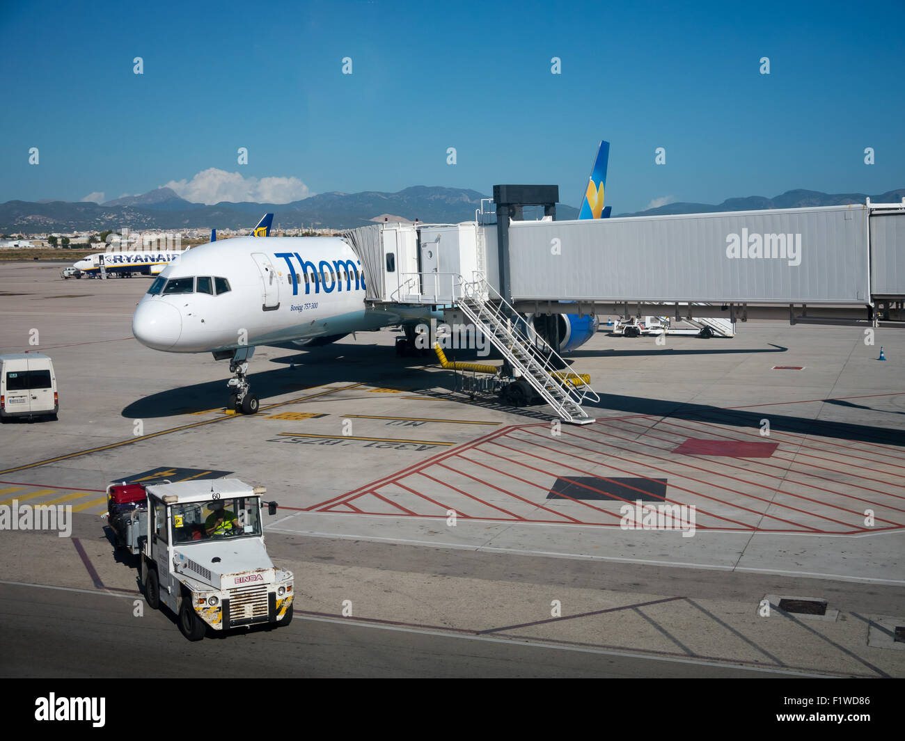 Un Boeing 757 de Thomas Cook Airlines avec Airbridge attachés à l'aéroport de Palma de Majorque, îles Baléares, Espagne Banque D'Images