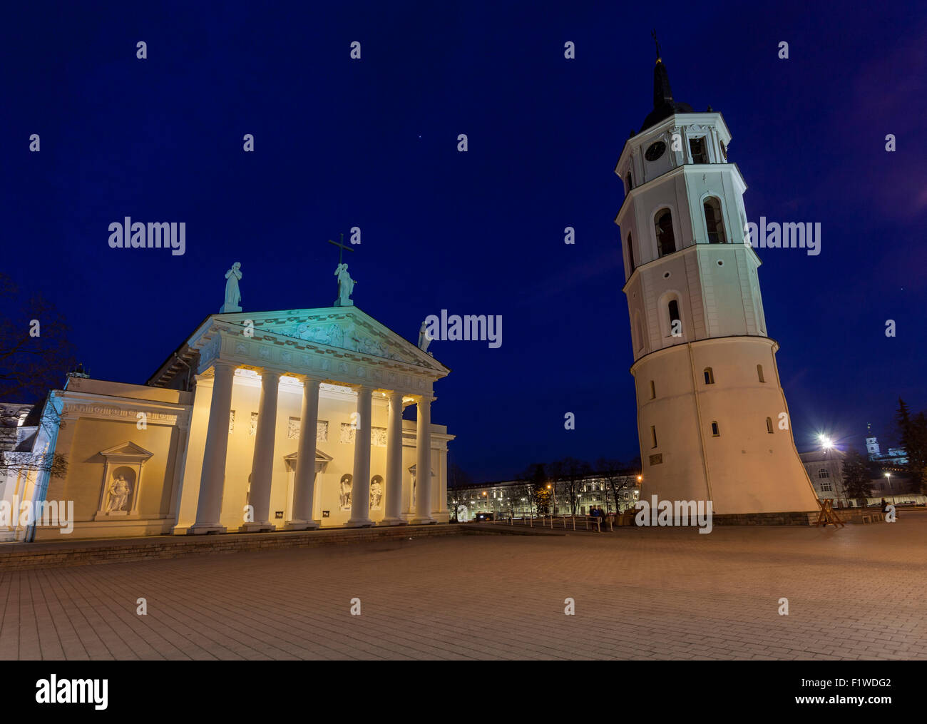 La place de la cathédrale au centre de Vilnius pendant le crépuscule du temps, de la Lituanie, de l'Europe Banque D'Images
