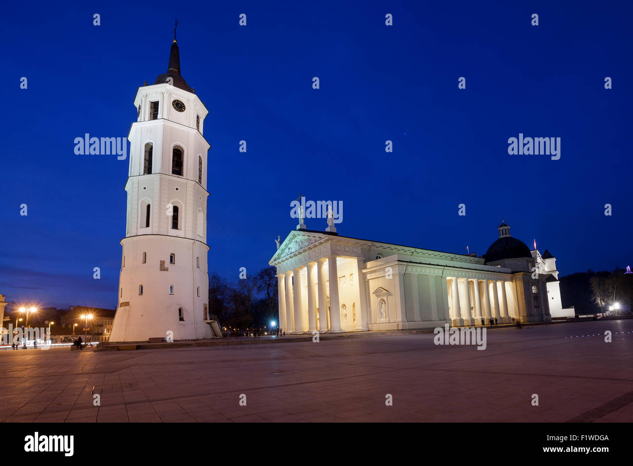 La place de la cathédrale au centre de Vilnius pendant le crépuscule du temps, de la Lituanie, de l'Europe Banque D'Images