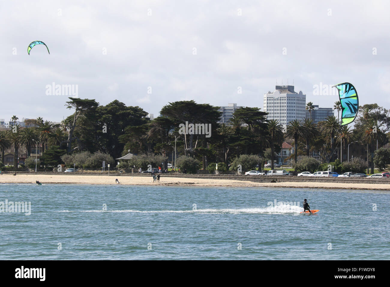 La planche de kite dans la baie de Port Phillip, vu de St Kilda Pier. Banque D'Images