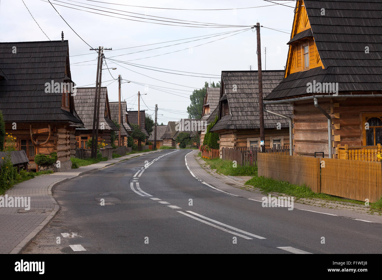 Rue avec maisons en bois traditionnelles highlanders à Chocholow village, Pologne Banque D'Images