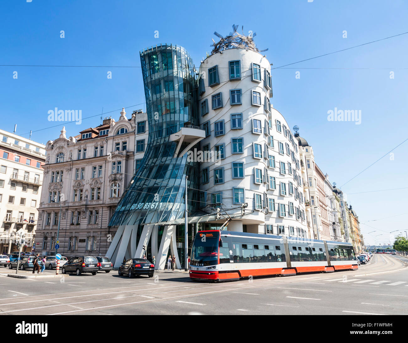 La maison qui danse conçu par Frank Gehry, Prague, République tchèque. Banque D'Images