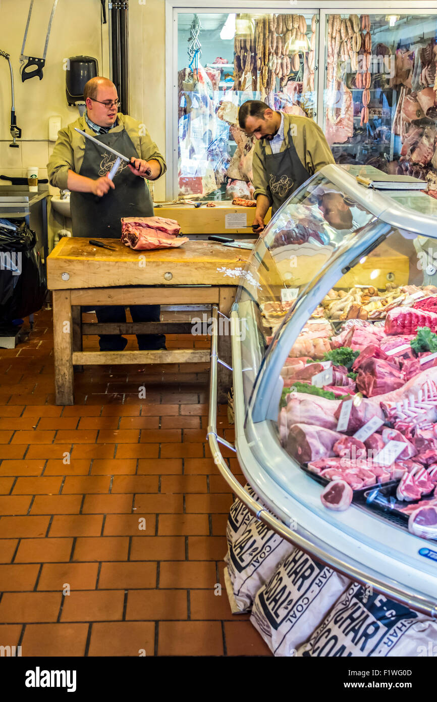 Les bouchers travaillent dans une boucherie de Londres Banque D'Images