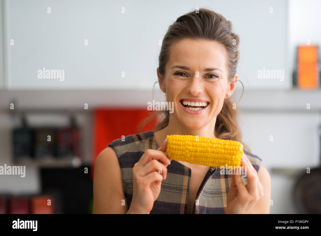 Un grand sourire avant de me plonger dans de ce délicieux, des maïs doux et le goût Le goût de l'été et de soleil. Banque D'Images
